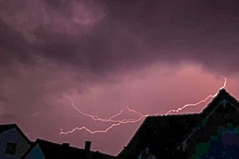 Gewitter (Symbolfoto): An der Grenze zur Schweiz fällt laut DWD "extrem heftiger Starkregen".