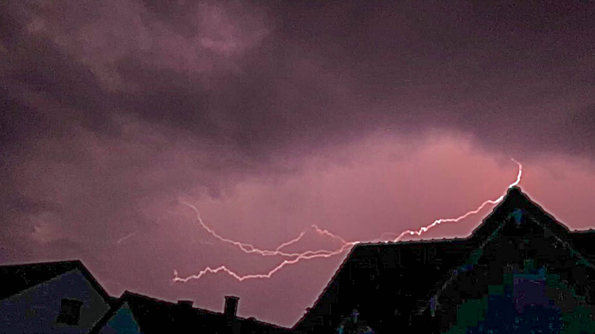 Gewitter (Symbolfoto): An der Grenze zur Schweiz fällt laut DWD "extrem heftiger Starkregen".