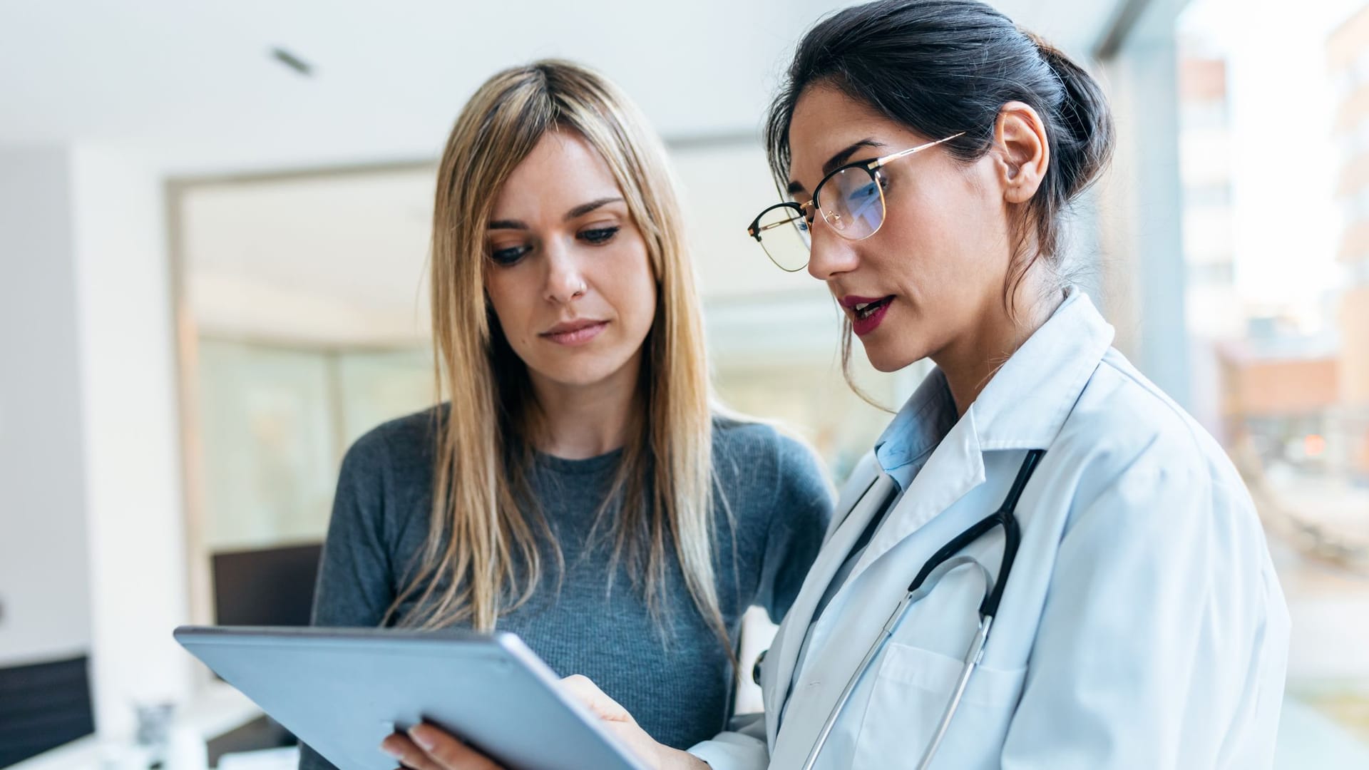 Ärztin spricht mit Patientin: Beiträge zur privaten Krankenversicherung zählen zu den Vorsorgeaufwendungen.