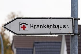 Hinweisschild mit der Aufschrift "Krankenhaus" (Symbolbild): Die Sternbach-Klinik in Schleiz ist insolvent.