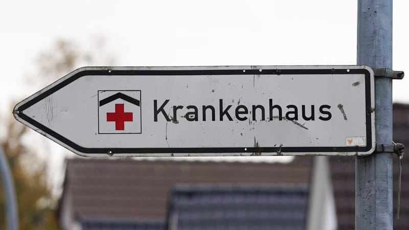 Hinweisschild mit der Aufschrift "Krankenhaus" (Symbolbild): Die Sternbach-Klinik in Schleiz ist insolvent.