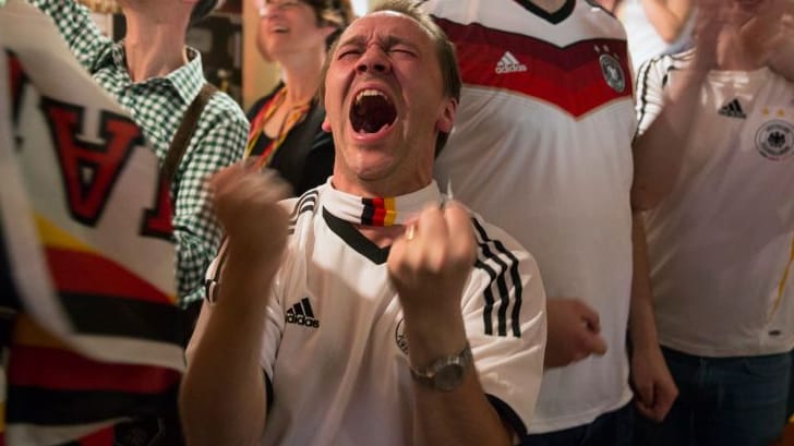 Ob WM, EM oder Bundesliga: Wenn der Fußball rollt, fiebern Fans mit ihrer Lieblingsmannschaft mit.