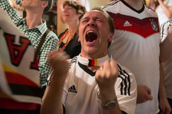 Ob WM, EM oder Bundesliga: Wenn der Fußball rollt, fiebern Fans mit ihrer Lieblingsmannschaft mit.