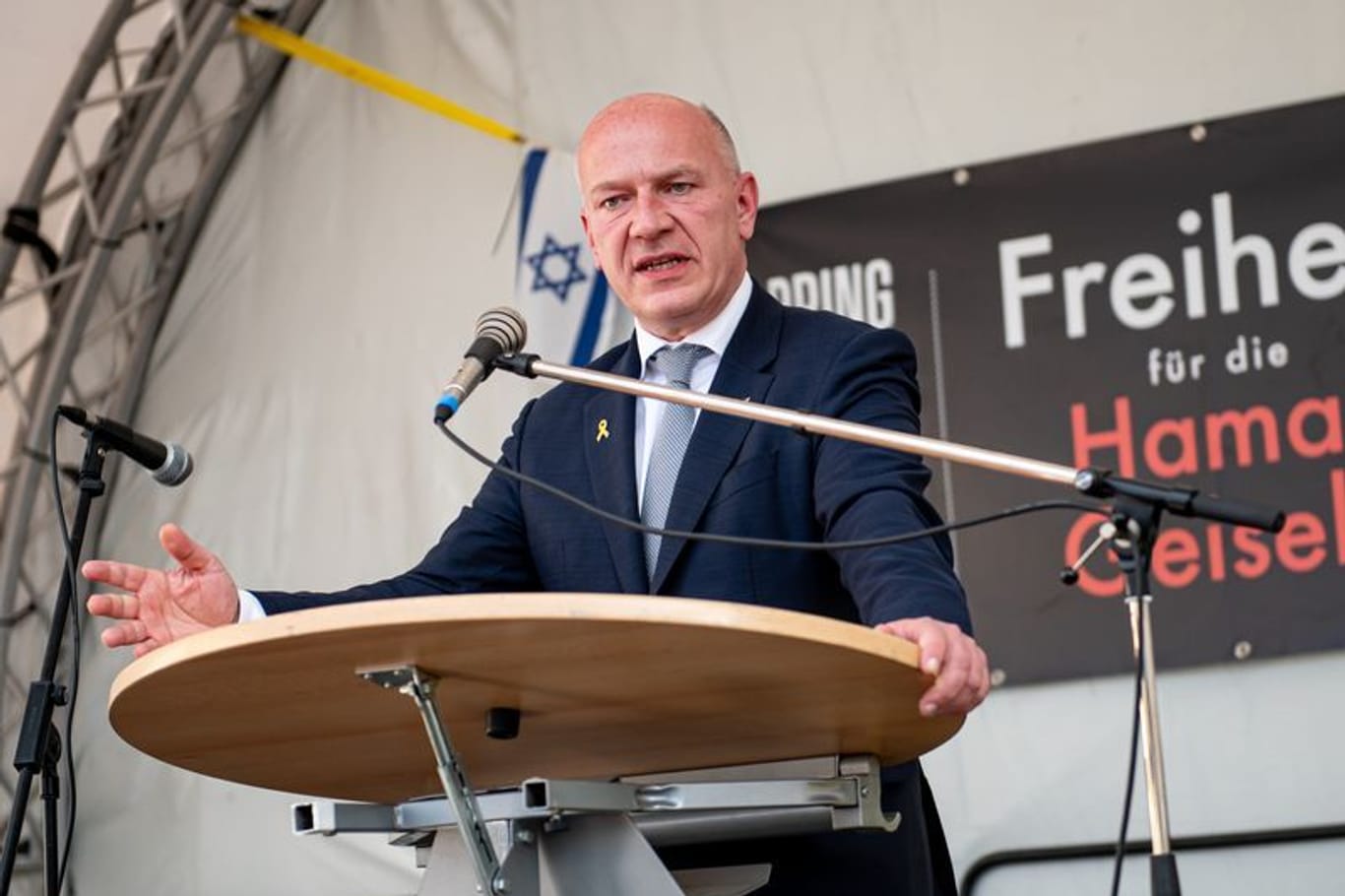 Kai Wegner (CDU), Regierender Bürgermeister von Berlin, spricht bei der Abschlussveranstaltung für den "Platz der Hamas-Geiseln" auf dem Bebelplatz.