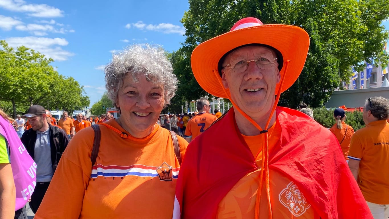 Jeanne (links) und Ger aus Eindhoven: Sie haben Tickets für alle Spiele der Niederländer.