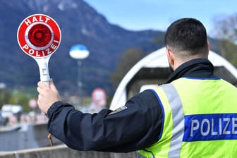 Grenzkontrollen an der deutsch-österreichischen Grenze (Symbolbild): Kontrollen soll es auch im Flugverkehr und in Häfen geben.