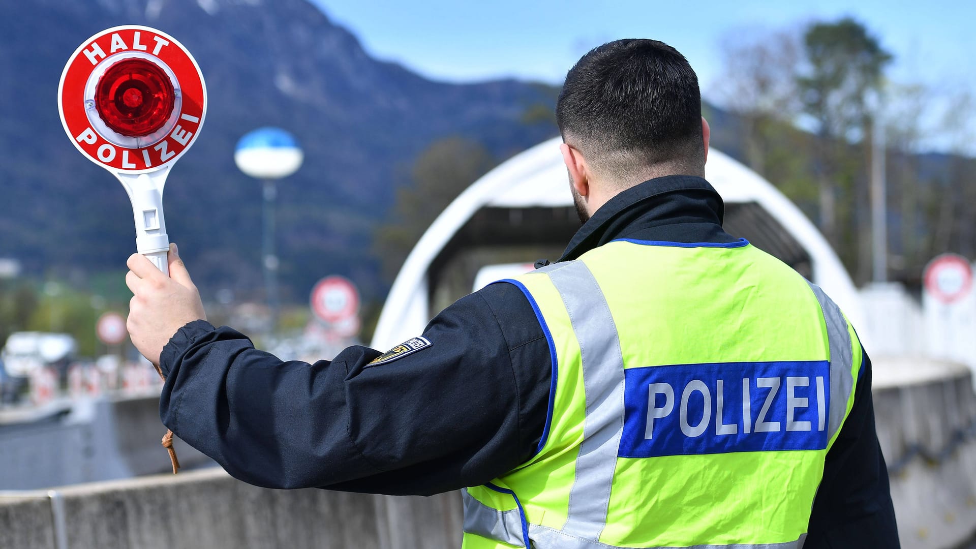 Grenzkontrollen an der deutsch-österreichischen Grenze (Symbolbild): Kontrollen soll es auch im Flugverkehr und in Häfen geben.