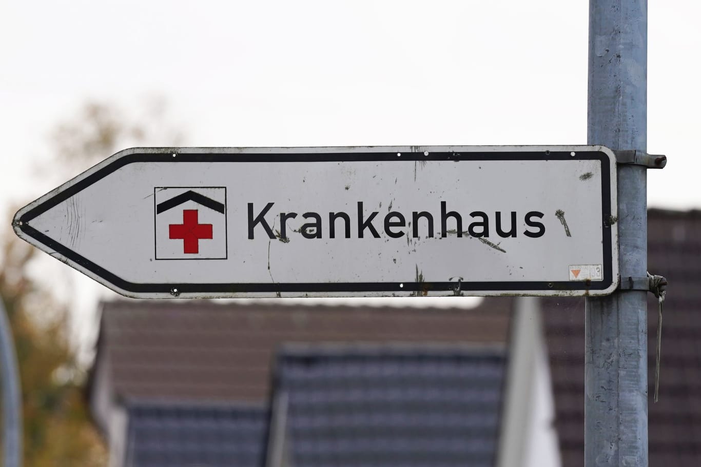 Ein Hinweisschild mit der Aufschrift "Krankenhaus" (Symbolbild): Die Franziskanerbrüder vom Heiligen Kreuz betreiben mehrere soziale Einrichtungen.