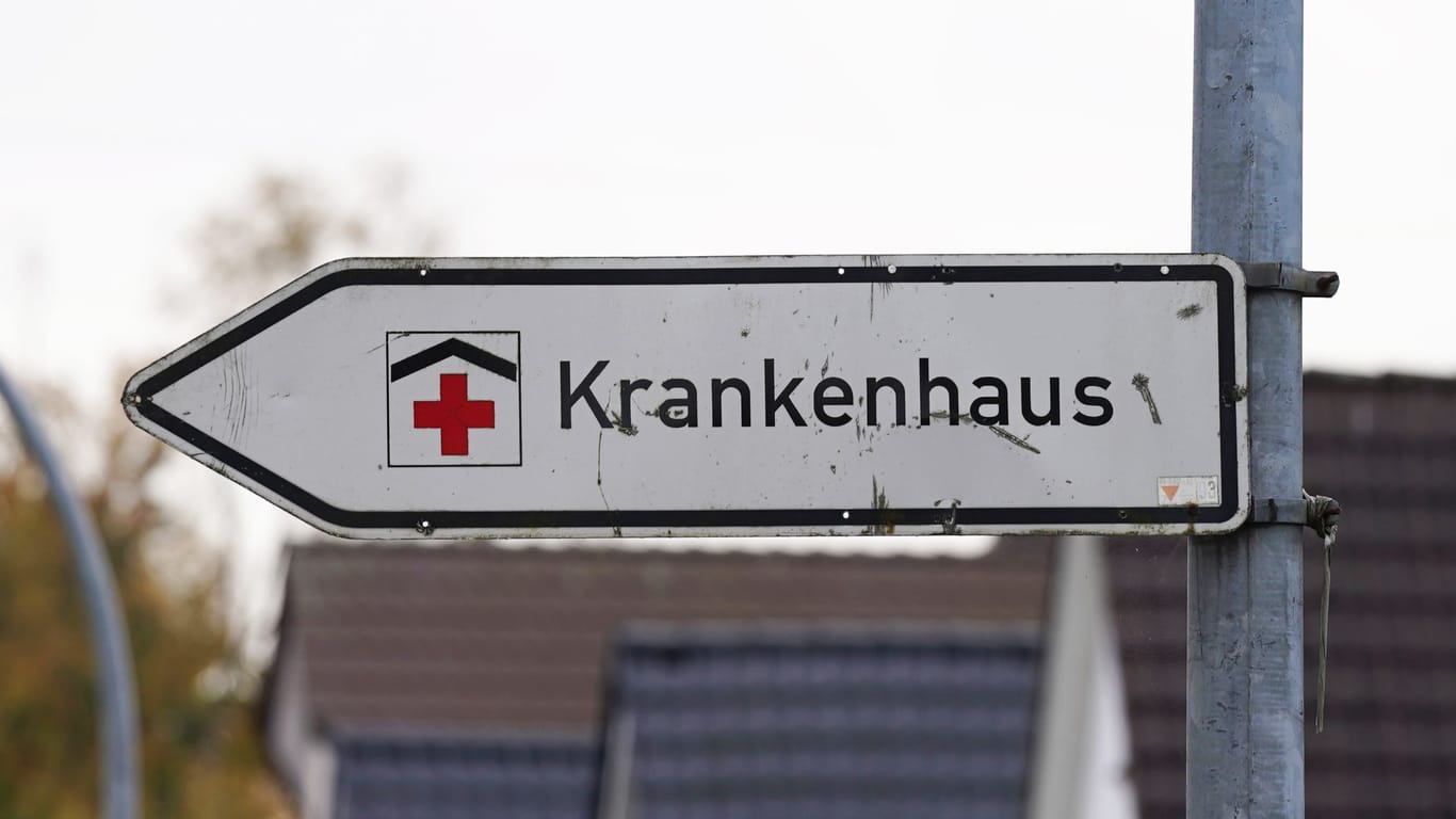 Ein Hinweisschild mit der Aufschrift "Krankenhaus" (Symbolbild): Die Franziskanerbrüder vom Heiligen Kreuz betreiben mehrere soziale Einrichtungen.