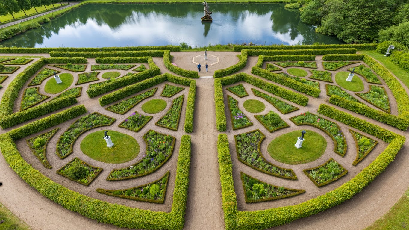 De Schlossgarten wurde vor rund 20 Jahren behutsam rekonstruiert. Auf insgesamt 15 Hektar können Besucher durch das barocke Kleinod spazieren.