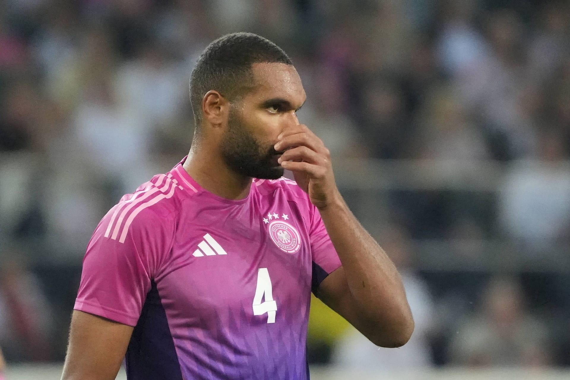 Jonathan Tah: Versuchte mit einem langen Ball Musiala auf die Reise zu schicken, was misslang (6. Minute). Wirkte auch sonst nicht so sattelfest wie sonst. Schöner Vorstoß mit Pass in den Lauf auf Gündoğan (21.), dann wieder mit einem ganz schwachen Fehlpass ins Seitenaus (28.). Brachte kurz darauf Musiala in Bedrängnis, was zum 0:1 führte (34.). Verhinderte spektakulär das 1:2 (64.). Note 4