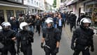 Polizisten begleiten serbische Fans: Dennoch kam es zu Prügeleien.