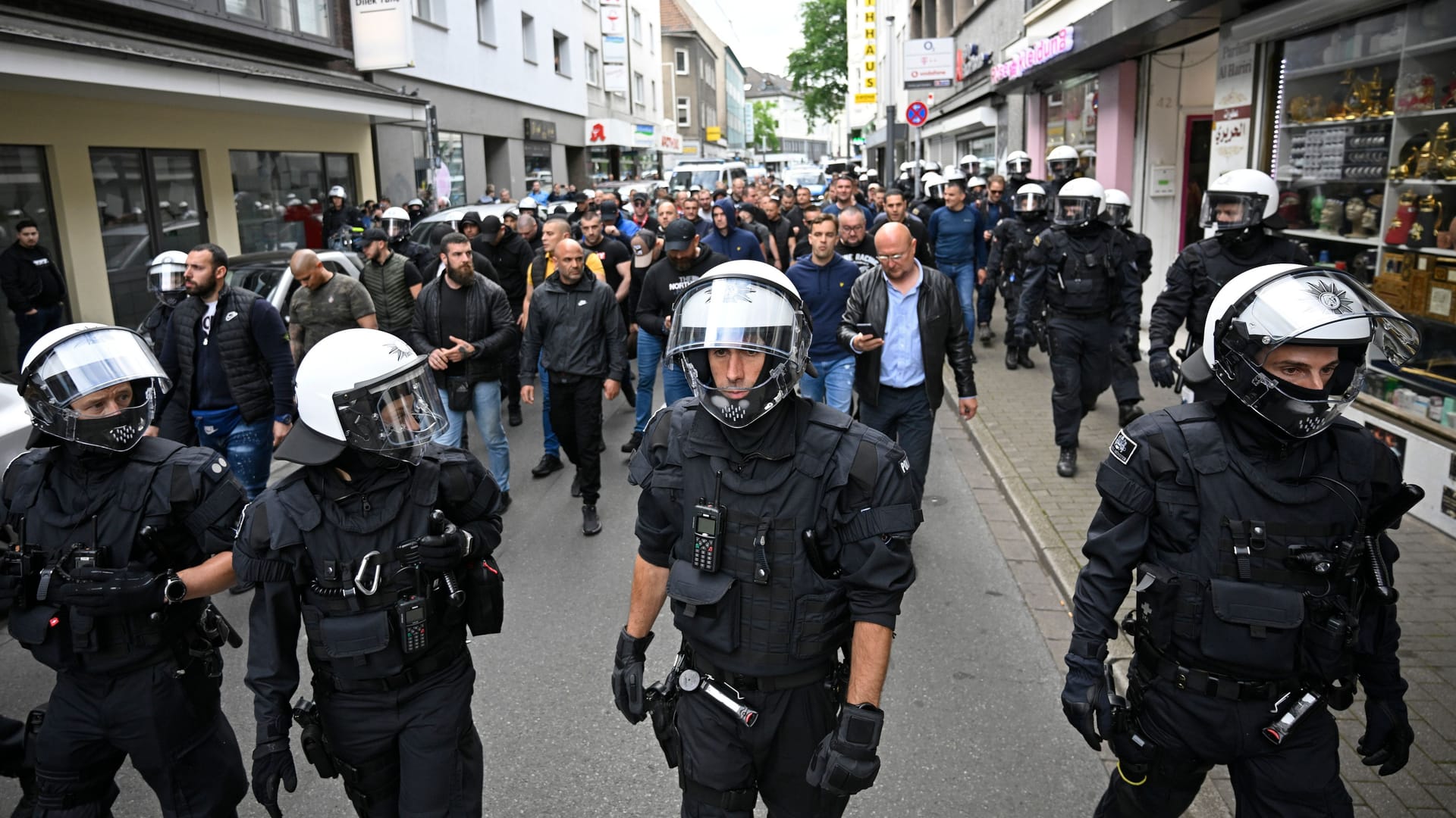 Polizisten begleiten serbische Fans: Dennoch kam es zu Prügeleien.