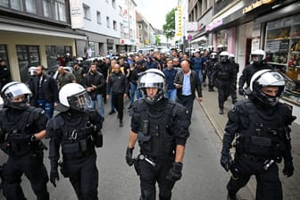 Polizisten begleiten serbische Fans: Dennoch kam es zu Prügeleien.