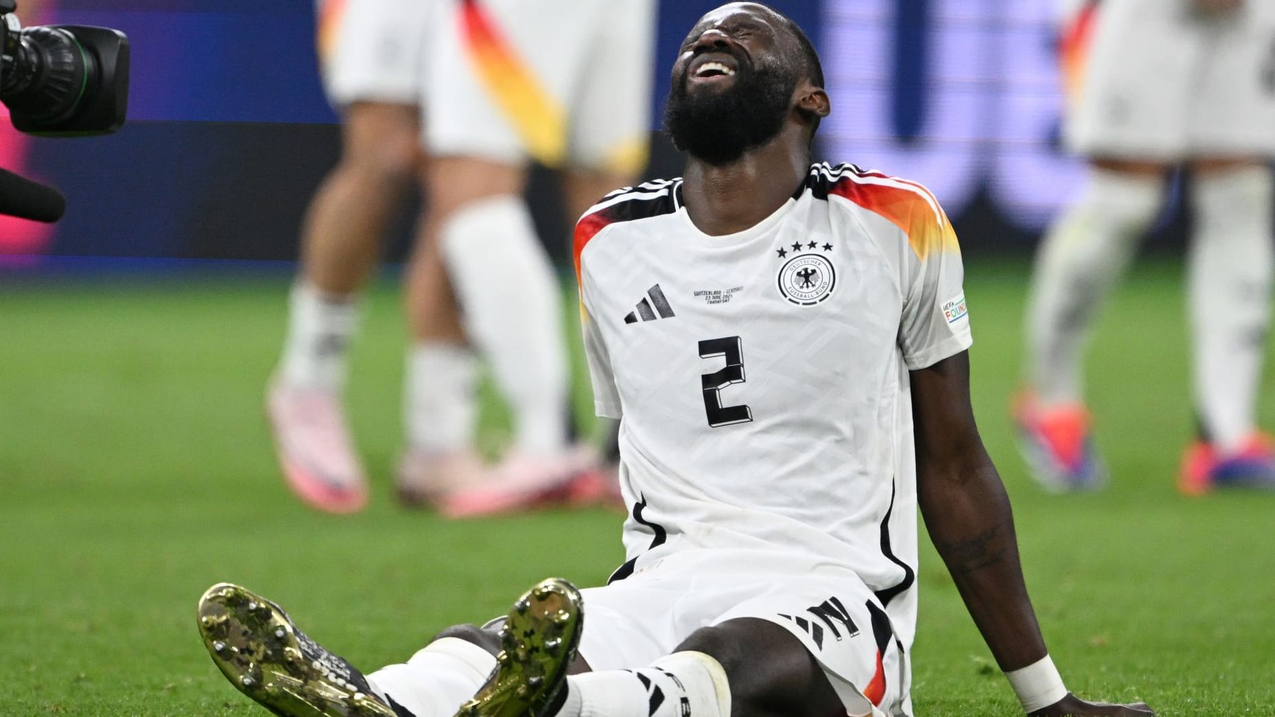 Antonio Rüdiger am Boden: Der Innenverteidiger verletzte sich gegen die Schweiz.