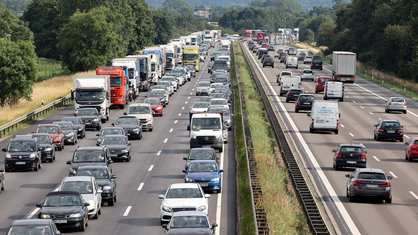 Autos stauen sich auf der A1 zwischen Hamburg und Bremen (Symbolbild): Am Donnerstag endet eine tagelange Sperrung in Richtung Süden.