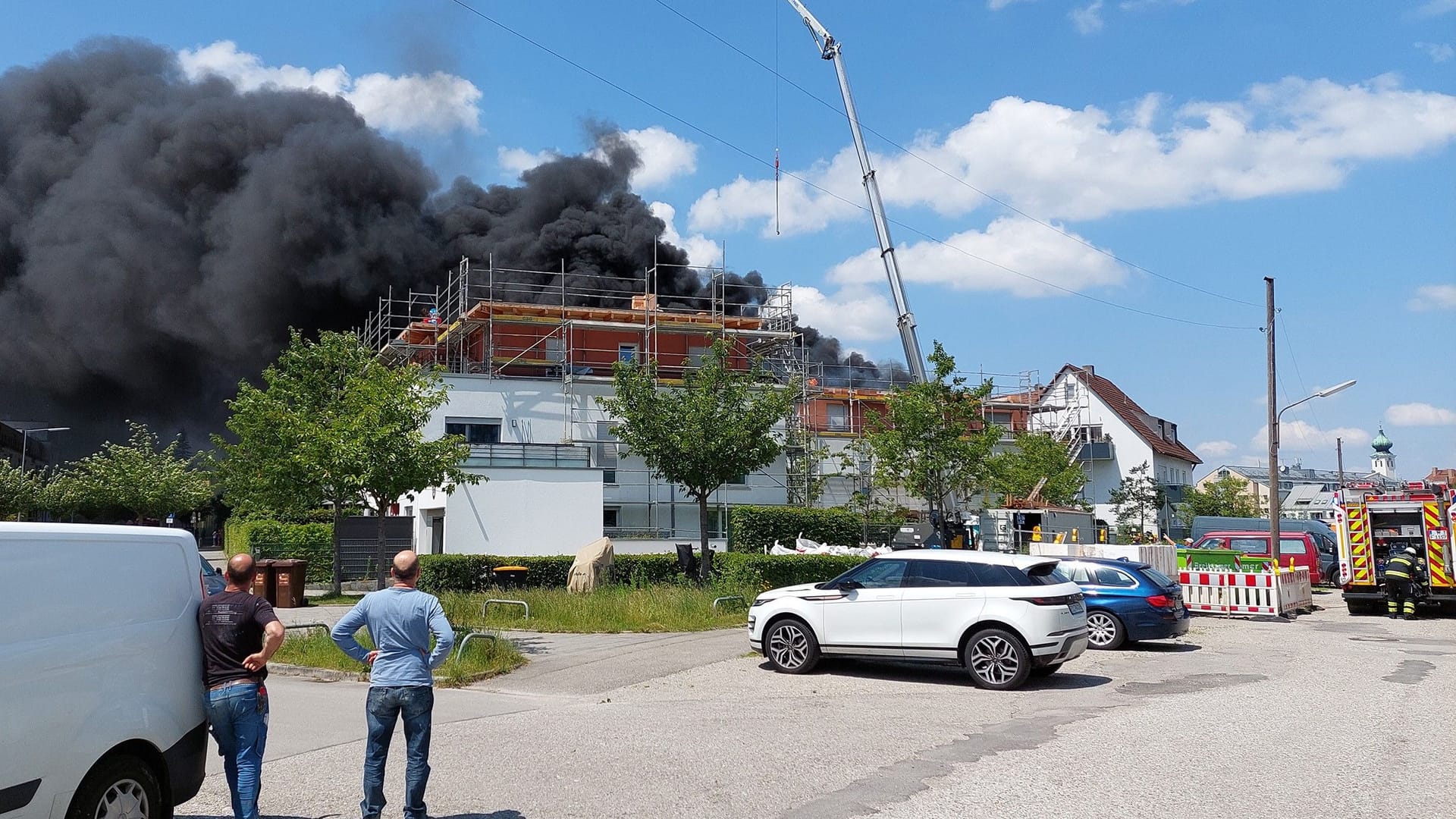 Dunkler Rauch steigt auf: Via X forderte die Feuerwehr Anwohner dazu auf, Fenster und Türen geschlossen zu halten.