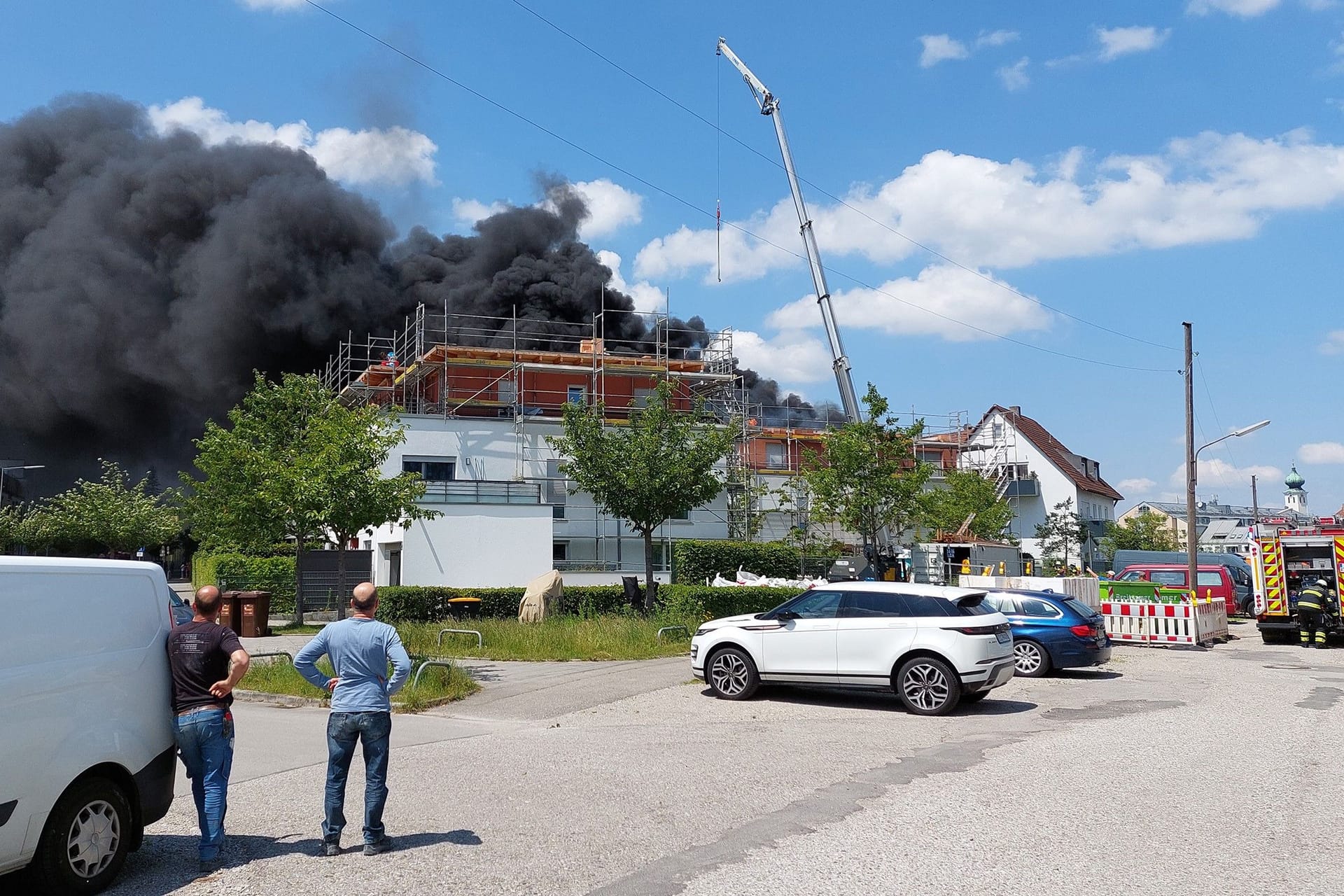 Dunkler Rauch steigt auf: Via X forderte die Feuerwehr Anwohner dazu auf, Fenster und Türen geschlossen zu halten.