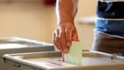 Wähler wirft Wahlumschlag in eine Wahlurne (Symbolbild): Die Auszählung soll bis zum Montagnachmittag abgeschlossen sein.