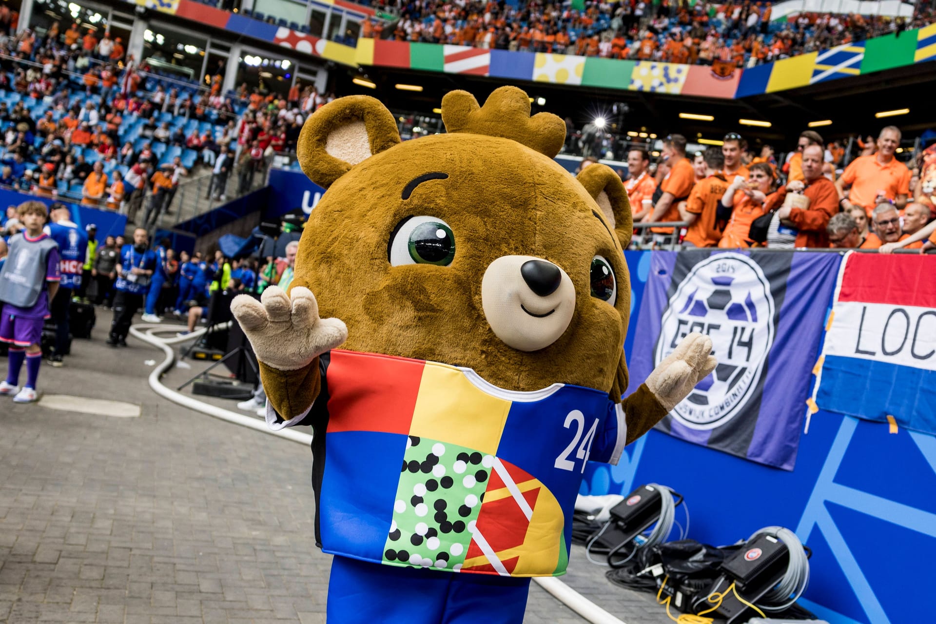 Das Maskottchen "Albärt" bei Spiel Polen gegen Holland im Volksparkstadion in Hamburg.