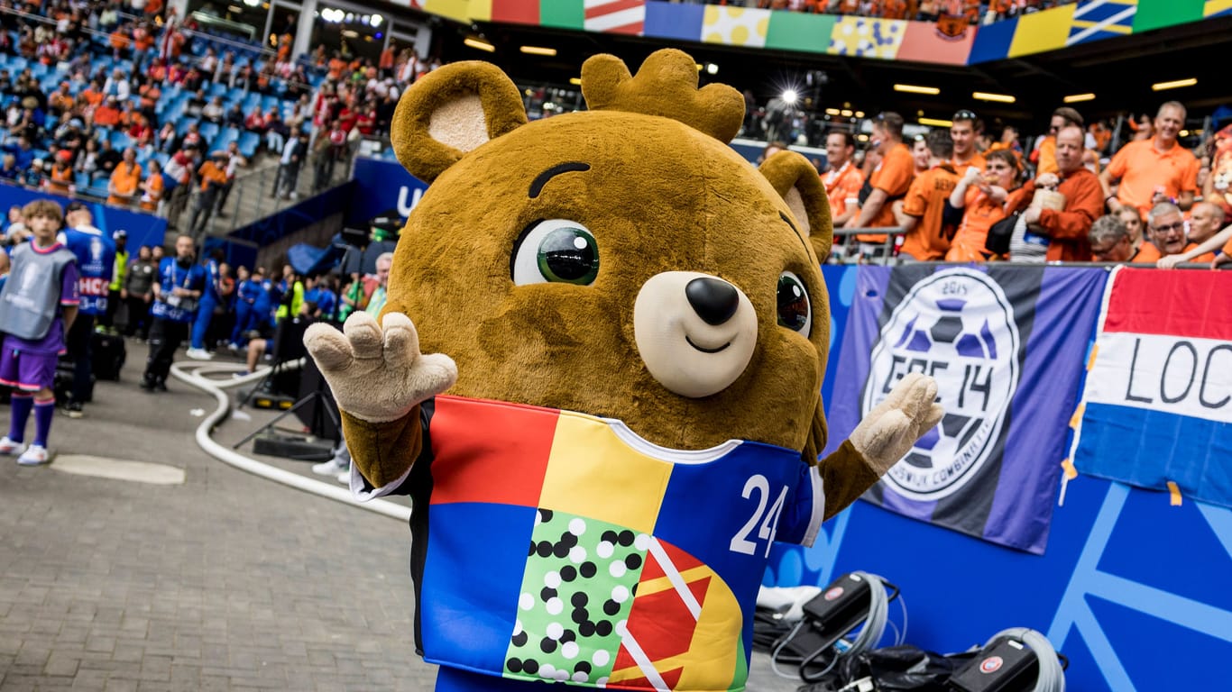 Das Maskottchen "Albärt" bei Spiel Polen gegen Holland im Volksparkstadion in Hamburg.