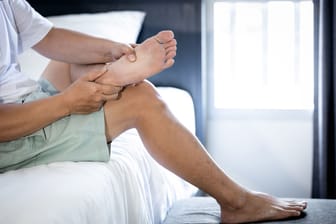 Unangenehmes Kribbeln in den Beinen: Das Restless-Legs-Syndrom ist häufige Ursache.