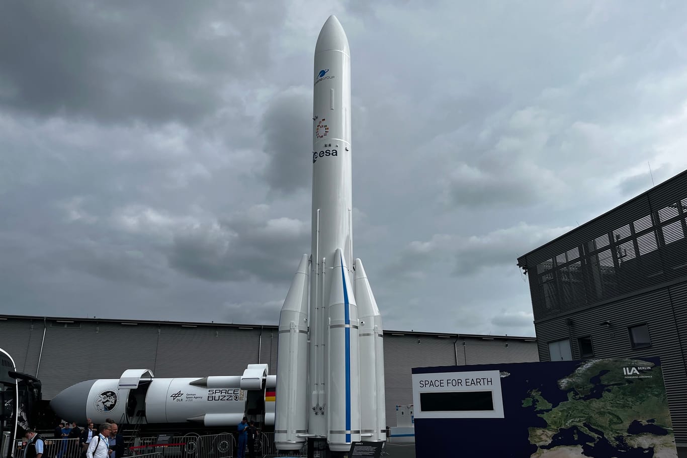 Modell der "Ariane 6" auf dem Gelände der Internationalen Luft- und Raumfahrtmesse in Berlin.