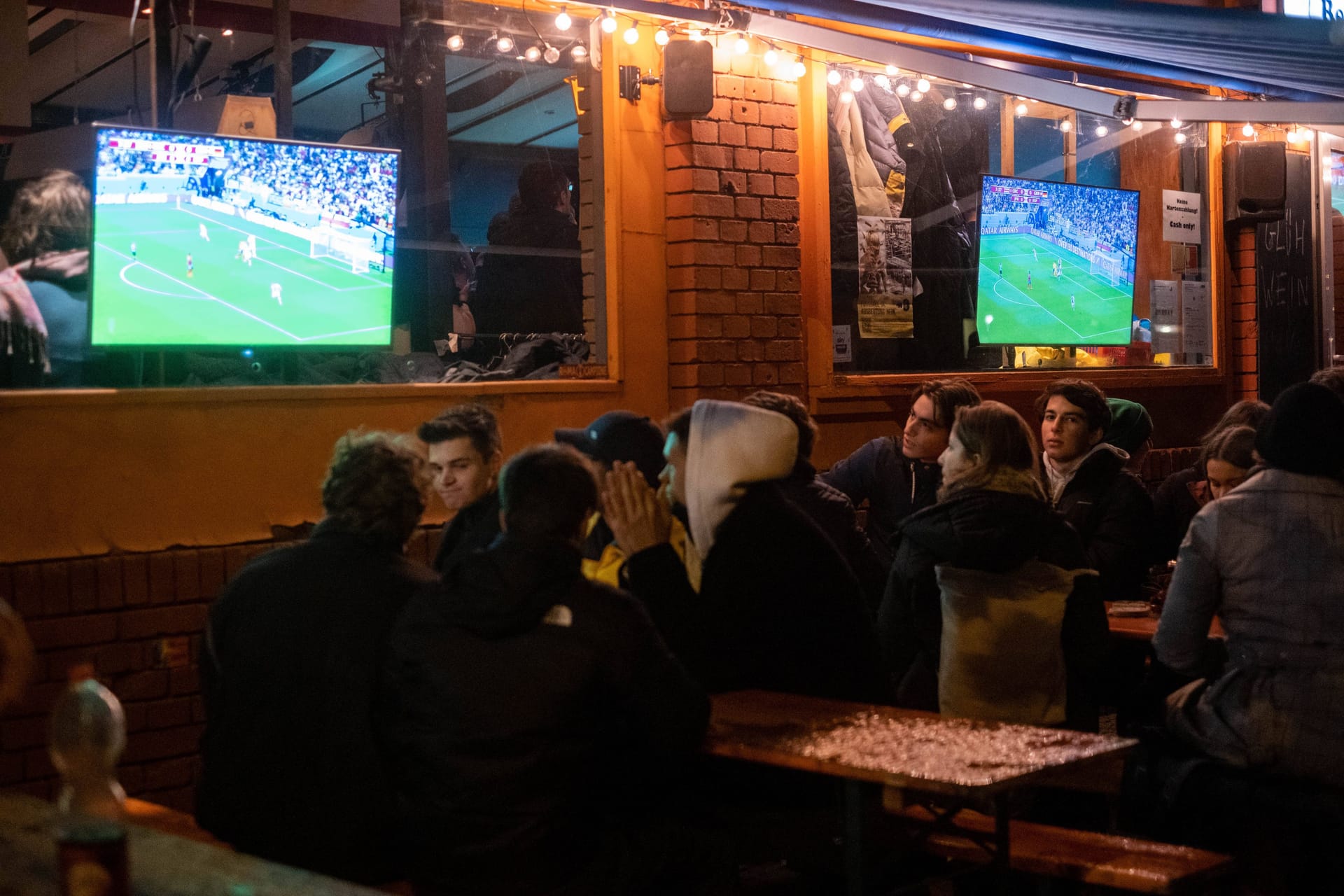 Fußballfans verfolgen ein Spiel beim Public Viewing (Archivbild): Für die EM müssen Bars und Kneipen die Spiele ab 22 Uhr nicht nach drinnen verlegen.