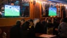 Fußballfans verfolgen ein Spiel beim Public Viewing (Archivbild): Für die EM müssen Bars und Kneipen die Spiele ab 22 Uhr nicht nach drinnen verlegen.