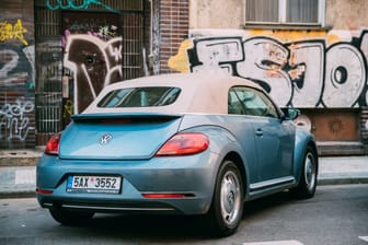Der VW Beetle als Cabrio: Die offene Variante steht für sommerlichen Fahrspaß.