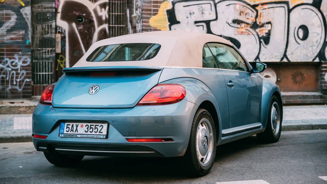 Der VW Beetle als Cabrio: Die offene Variante steht für sommerlichen Fahrspaß.