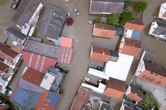 Teile von Reichertshofen sind vom Wasser überflutet. (Luftaufnahme mit einer Drohne)