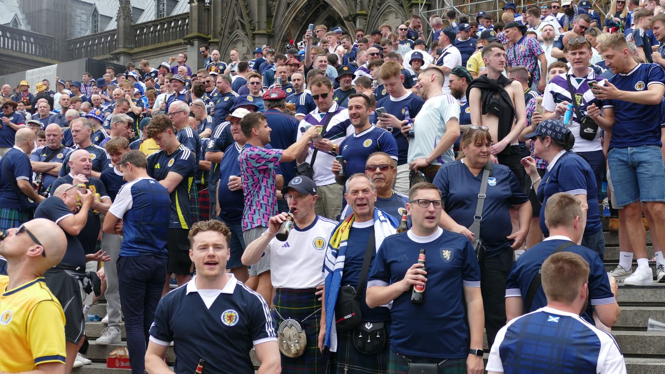 Schotten vor dem Dom: Die Fans feierten den ganzen Tag.