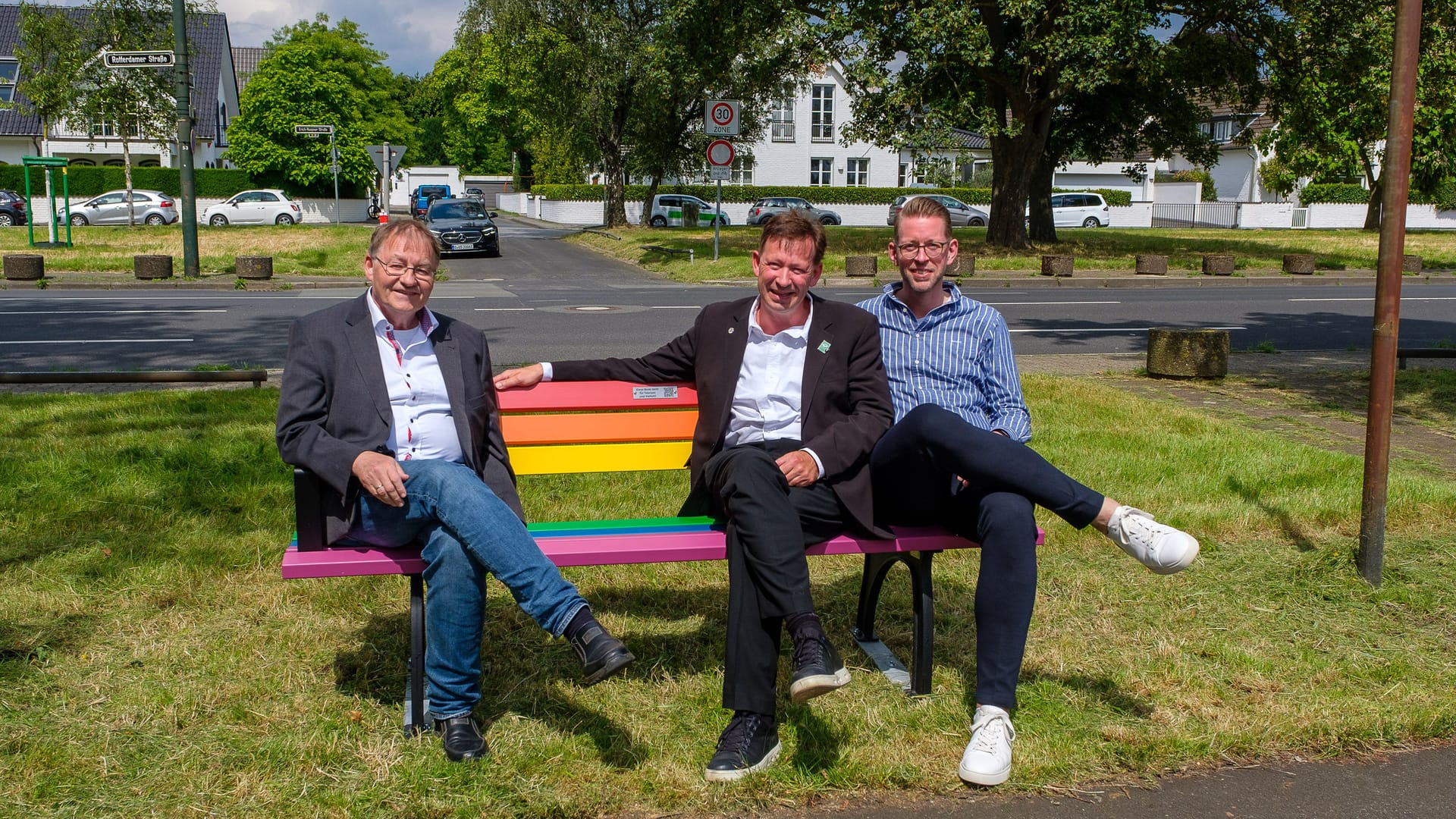 Nahmen auf einer Regenbogenbank am Rhein Platz (v.l.): Jörg Langenhorst (Gartenamt), Stadtdirektor Burkhard Hintzsche und Thomas Neuhäuser (EM-Projektleiter).