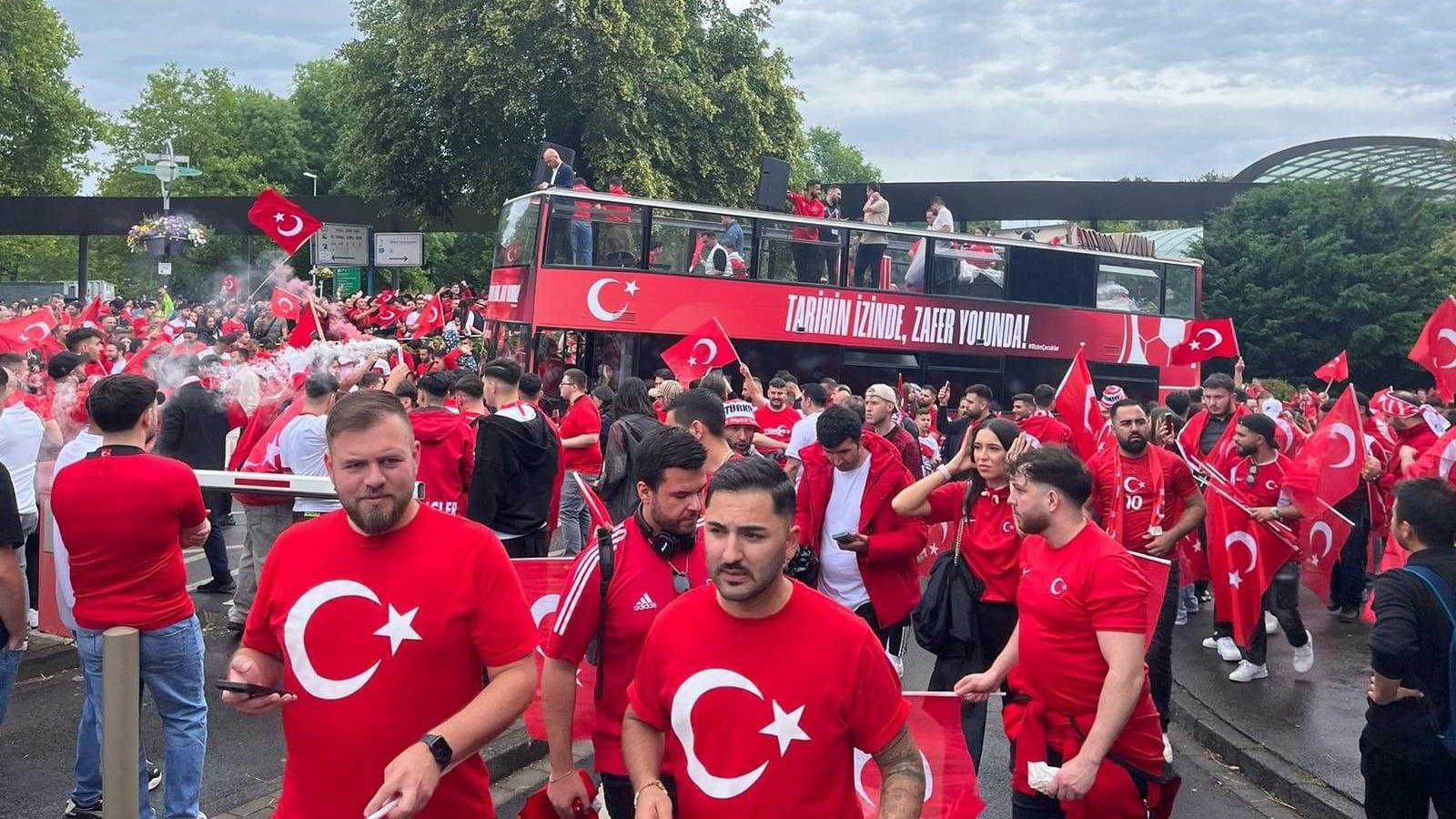 Einfahrt des Fanbusses: Der Bus soll den Türken Glück bringen.