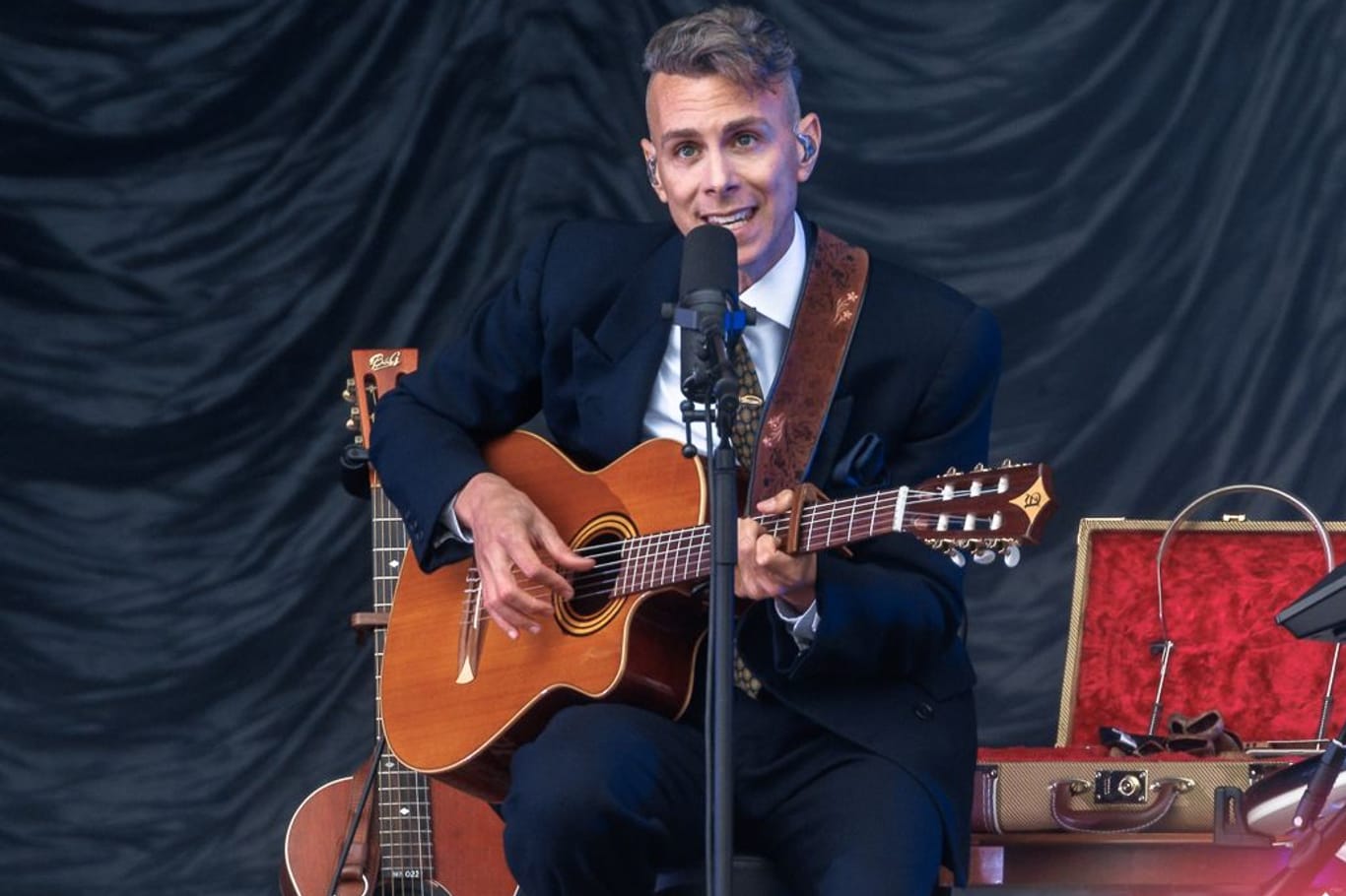 Der israelische Sänger Asaf Avidan singt auf dem Elbjazz: Auf sieben unterschiedlichen Bühnen gab es an zwei Tagen rund 50 Konzerte.