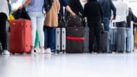Niedersachsen: Stau & Warten am Flughafen zum Start der Sommerferien | Urlaub