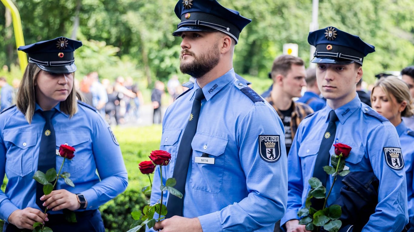 Polizisten versammeln sich in Berlin vor einem Schweigemarsch.