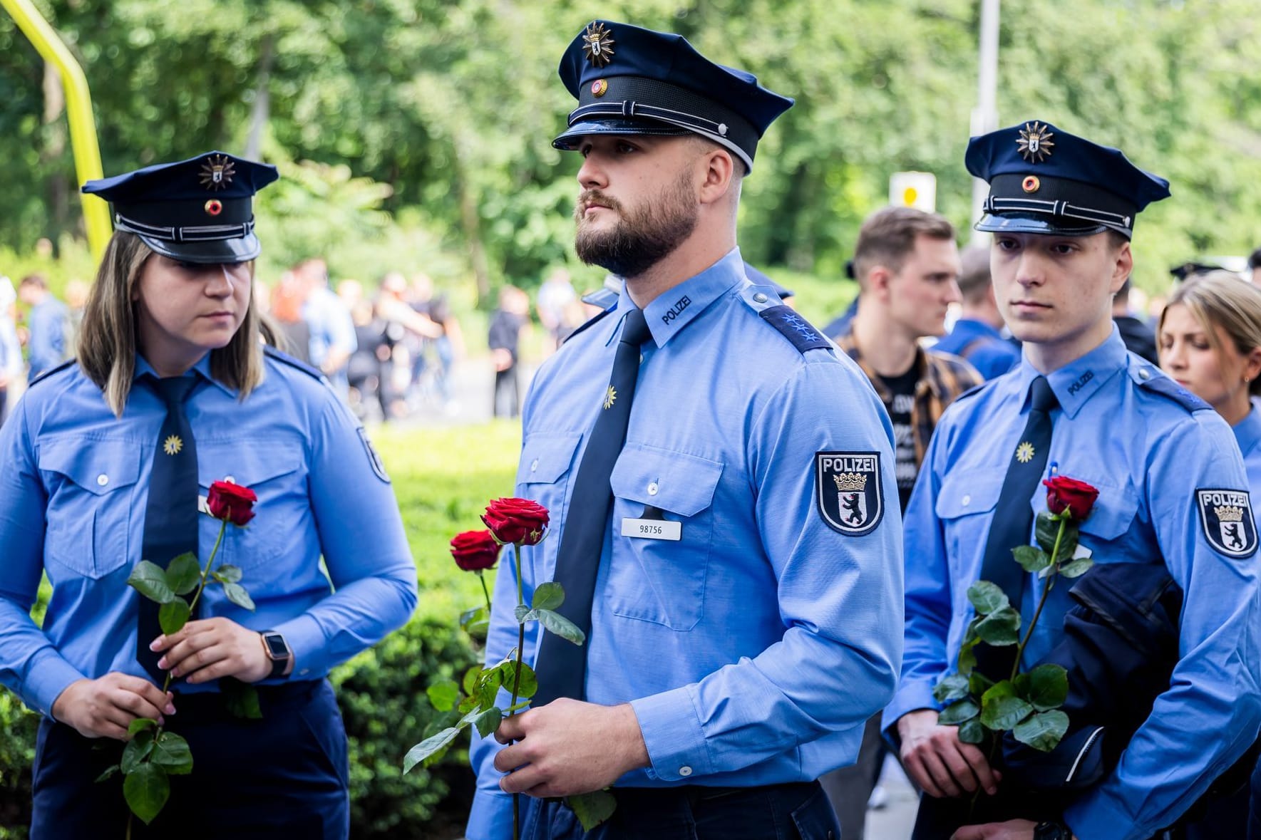 Polizisten versammeln sich in Berlin vor einem Schweigemarsch.