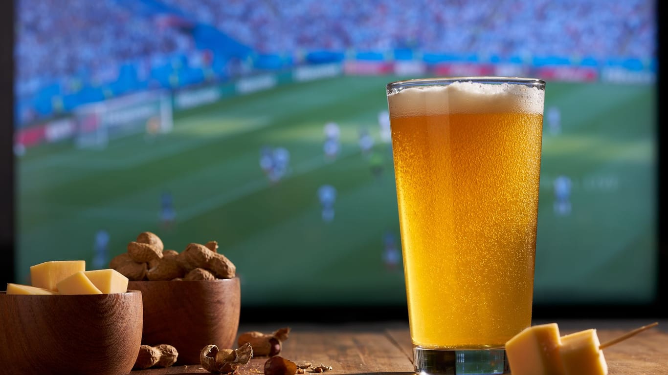 Getränke und Snacks gehören für viele zum Fußballschauen dazu: Genauso wie die entsprechende Ausstattung.