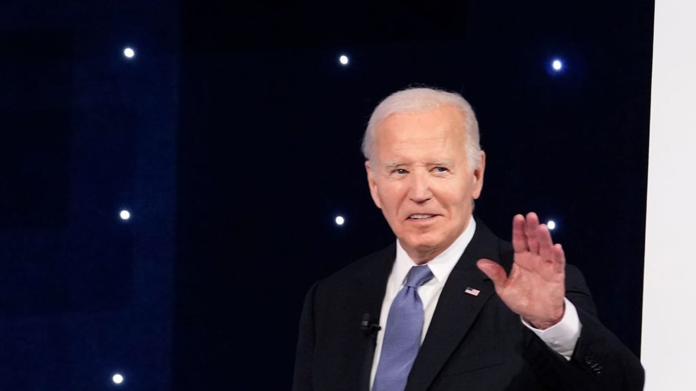 US-Präsident Joe Biden gestikuliert, als er die Bühne zu Beginn einer Präsidentschaftsdebatte gegen den ehemaligen US-Präsidenten Trump betritt.