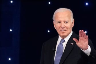 US-Präsident Joe Biden gestikuliert, als er die Bühne zu Beginn einer Präsidentschaftsdebatte gegen den ehemaligen US-Präsidenten Trump betritt.
