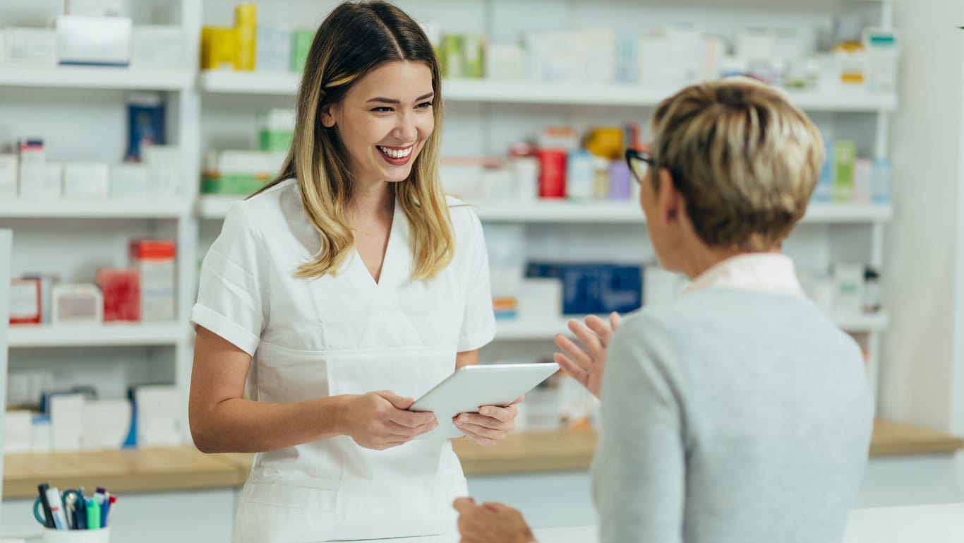 Bei leichten Beschwerden kommen in der Regel Salben und Zäpfchen aus der Apotheke zum Einsatz.