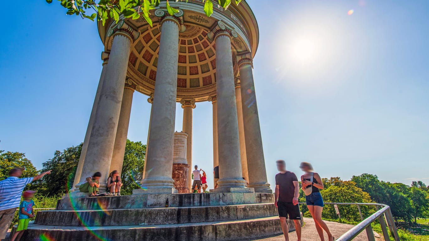 Der Monopteros in München (Archivbild): Der Sommer lockt für gewöhnlich sowohl Einheimische als auch Touristen in den Englischen Garten.