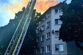Ein Dachbrand in der Westerbleichstraße: Mittels Drehleiter konnten sich die Einsatzkräfte einen genauen Überblick verschaffen.
