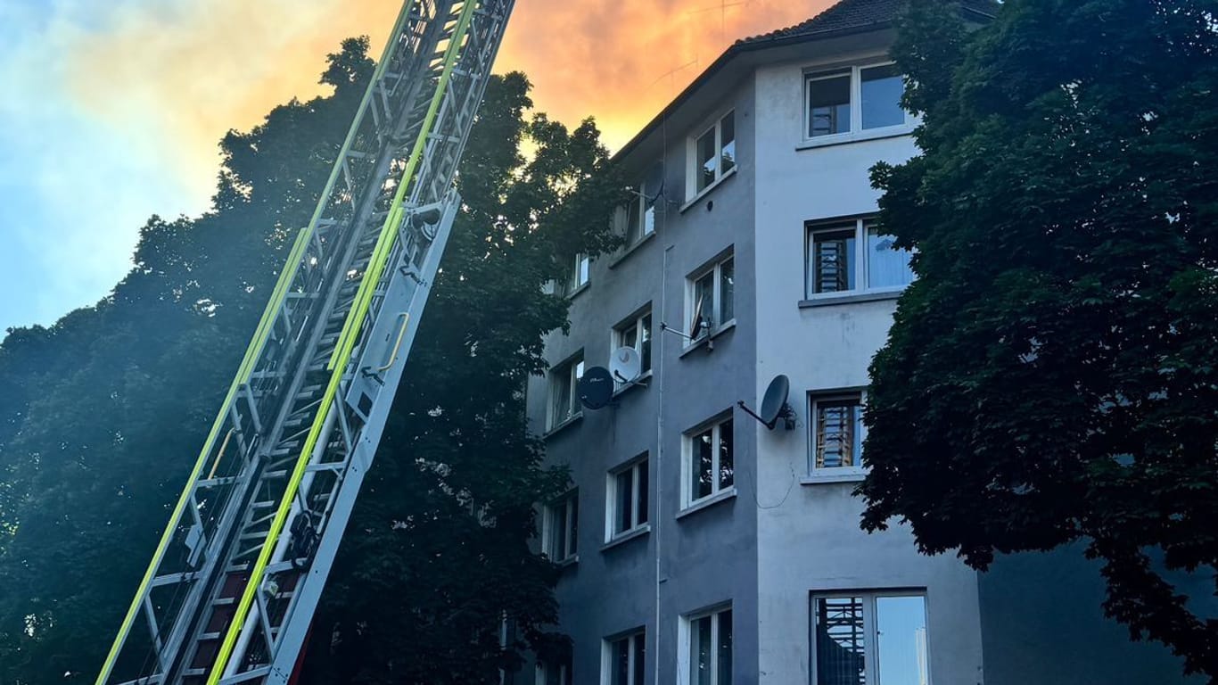 Ein Dachbrand in der Westerbleichstraße: Mittels Drehleiter konnten sich die Einsatzkräfte einen genauen Überblick verschaffen.