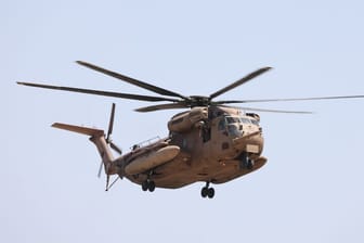 Ein Hubschrauber mit den geretteten israelischen Geiseln kommt im Sheba Medical Center an.