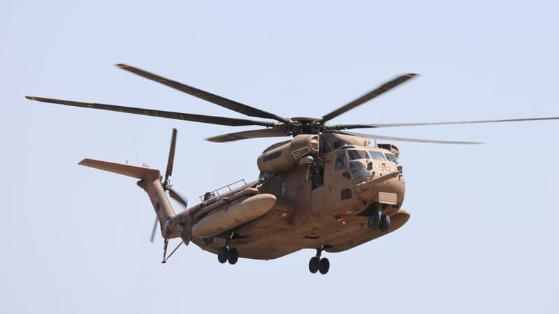 Ein Hubschrauber mit den geretteten israelischen Geiseln kommt im Sheba Medical Center an.