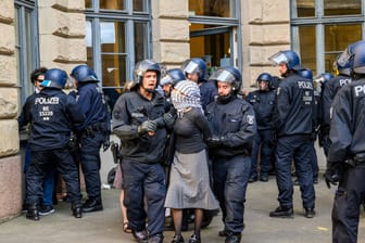 Eine Demonstrantin wird von der Polizei abgeführt (Archivbild): Viele der Protestierenden sollen gar keine Studenten sein.