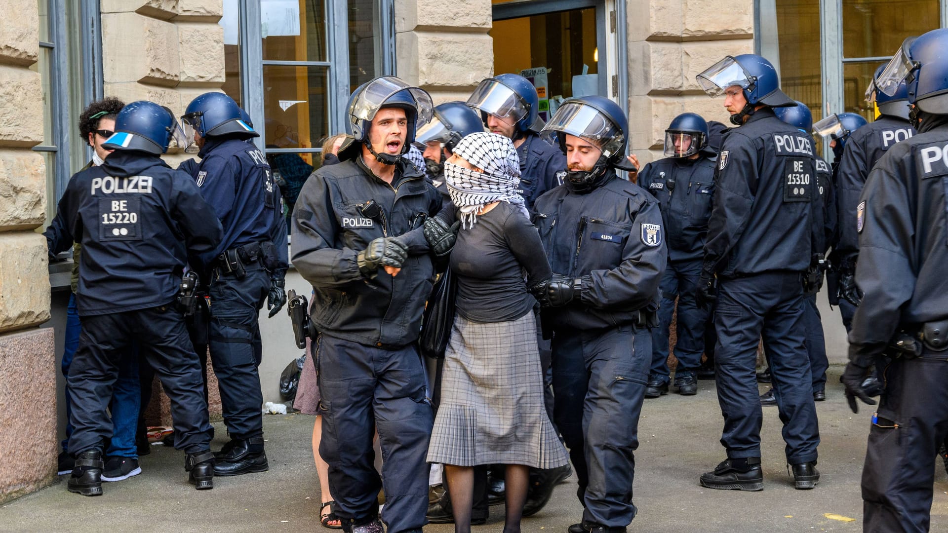 Eine Demonstrantin wird von der Polizei abgeführt (Archivbild): Viele der Protestierenden sollen gar keine Studenten sein.